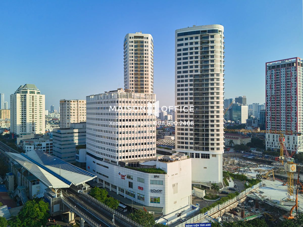 Toà tháp căn hộ và khối bán lẻ của Indochina Plaza Hanoi nhìn từ đường Xuân Thủy, Cầu Giấy