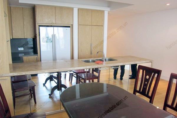 Phòng khách căn hộ cho thuê tại Indochina Plaza Hanoi với sofa, bàn ăn và bếp mở đã hoàn thiện